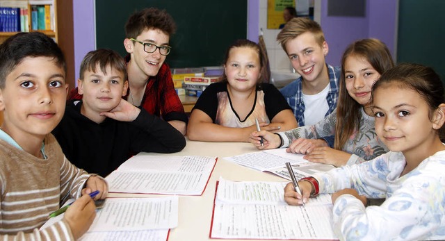 Paul Winkels (Dritter von links) und  ...en mit  Kindern im Don-Bosco-Zentrum.   | Foto: Heidi Fssel