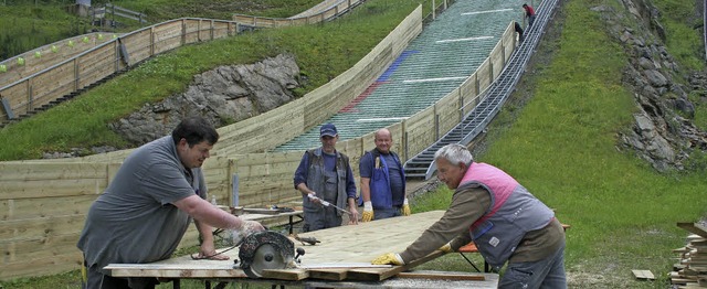 Helfer des Skiclubs Hinterzarten erneu...gendschanze K-30 im Adler-Skistadion.   | Foto: DIETER MAURER