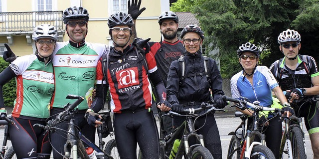 Dirk Ostberg (zweiter von links) und s...n die 60-Kilometer-Strecke gemeistert.  | Foto: Julia Trauden