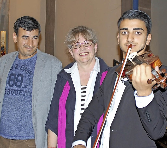 Mehdi Rafda, Irmgard Hahn und  Danijel...en mit weien Luftballons ein Zeichen.  | Foto: Puppe