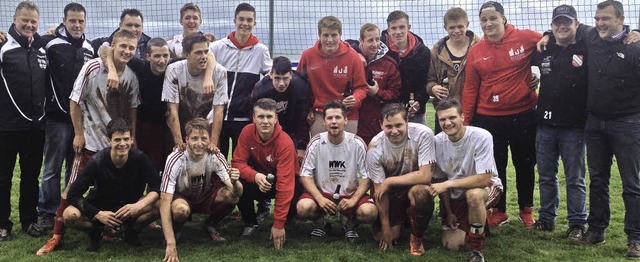 ber die in Dachsberg gewonnene Meiste...gen mit ihren Trainern und Betreuern.   | Foto: FC Bergalingen