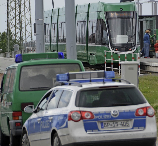 Auch mit der Tram kommen viele Flchtlinge nach Weil.   | Foto: LAUBER