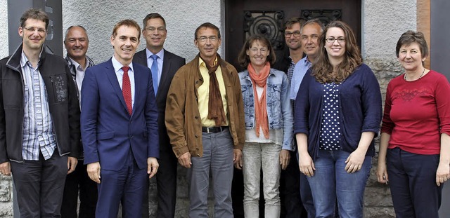 Geschftsfhrerin Helga Martin (rechts...esuchern das Phaevonum in Lrrach vor.  | Foto: zvg