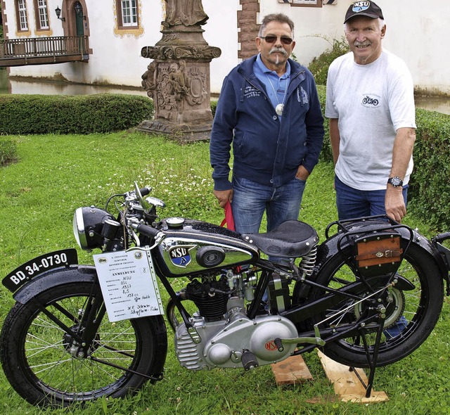 Karl-Friedrich Klemm (rechts) prsenti... in Mllheim die Oldtimer-Schau aus.    | Foto: Paul Schleer