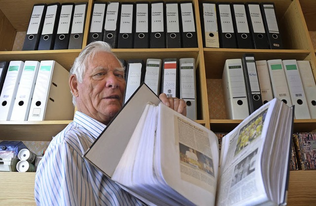 BZ-Mitarbeiter Albert Greiner vor sein...r seit dem Jahr 1974 akribisch fhrt.   | Foto: Ralf H. Dorweiler