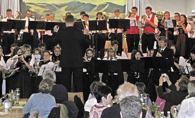 Der Musikverein Bernau (auf der Bhne ...chselnd geleitet von ihren Dirigenten.  | Foto: Ulrike Spiegelhalter