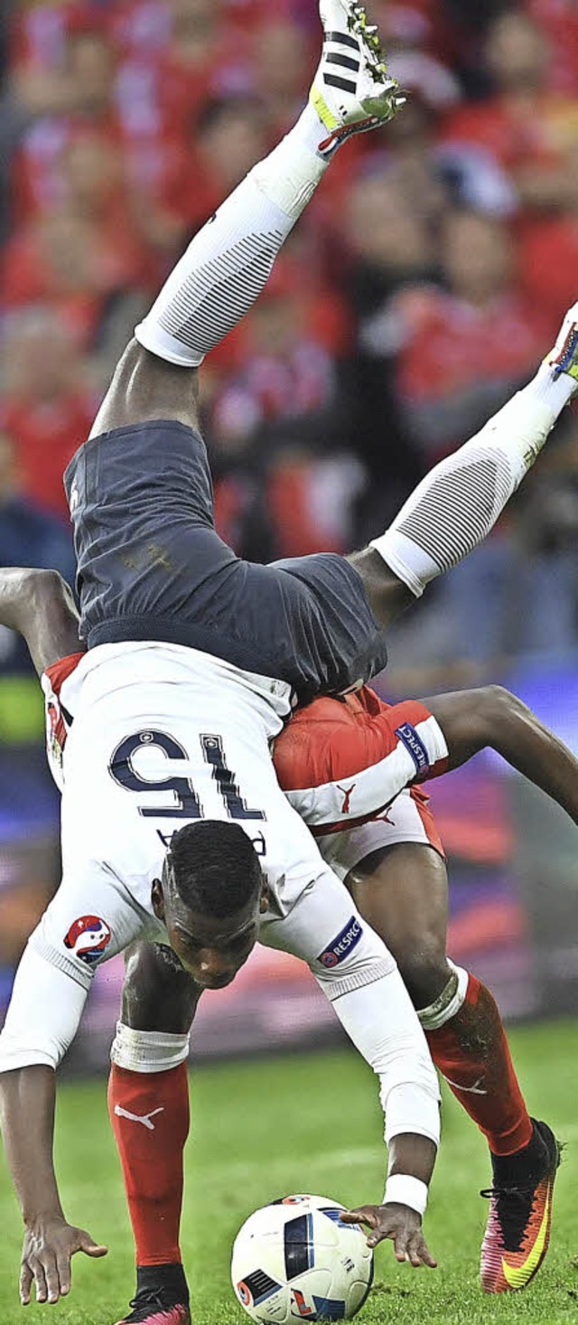Spektakulrer Zweikampf zwischen Paul Pogba (vorne) und dem Basler Breel Embolo   | Foto: dpa