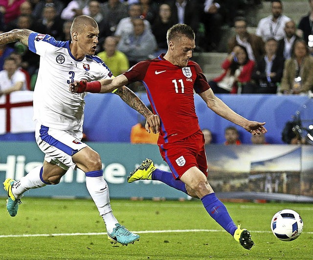 Gut aufgelegt: Jamie Vardy (rechts), h...kampf mit dem Slowaken  Martin Skrtel   | Foto: dpa