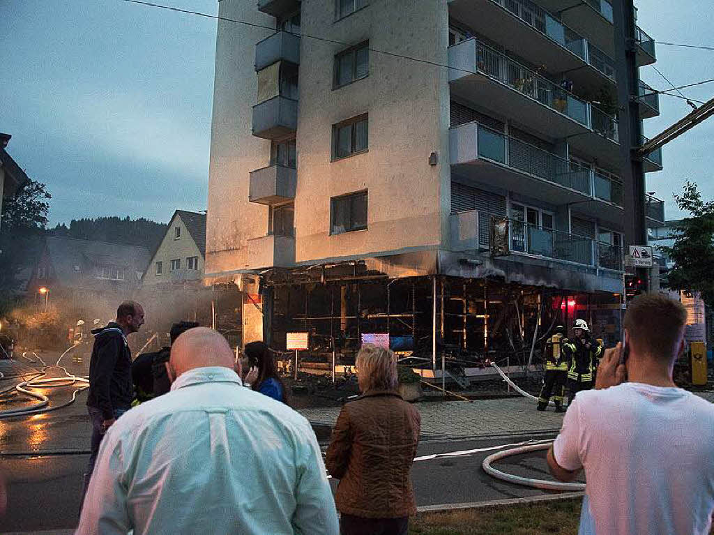 Feuerwehreinsatz in einem Modellbaugeschft im Freiburger Norden: Die Flammen haben den Laden zerstrt, die Feuerwehr bewahrte das fnfstckige Gebude vor einem bergreifen der Flammen.
