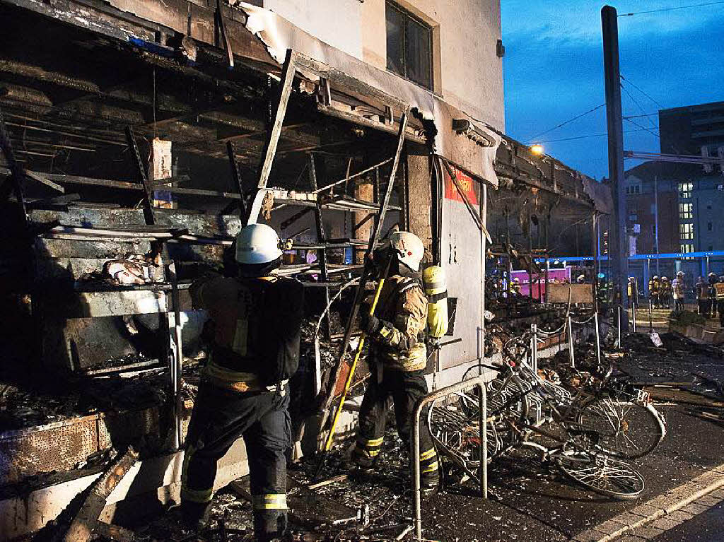 Feuerwehreinsatz in einem Modellbaugeschft im Freiburger Norden: Die Flammen haben den Laden zerstrt, die Feuerwehr bewahrte das fnfstckige Gebude vor einem bergreifen der Flammen.