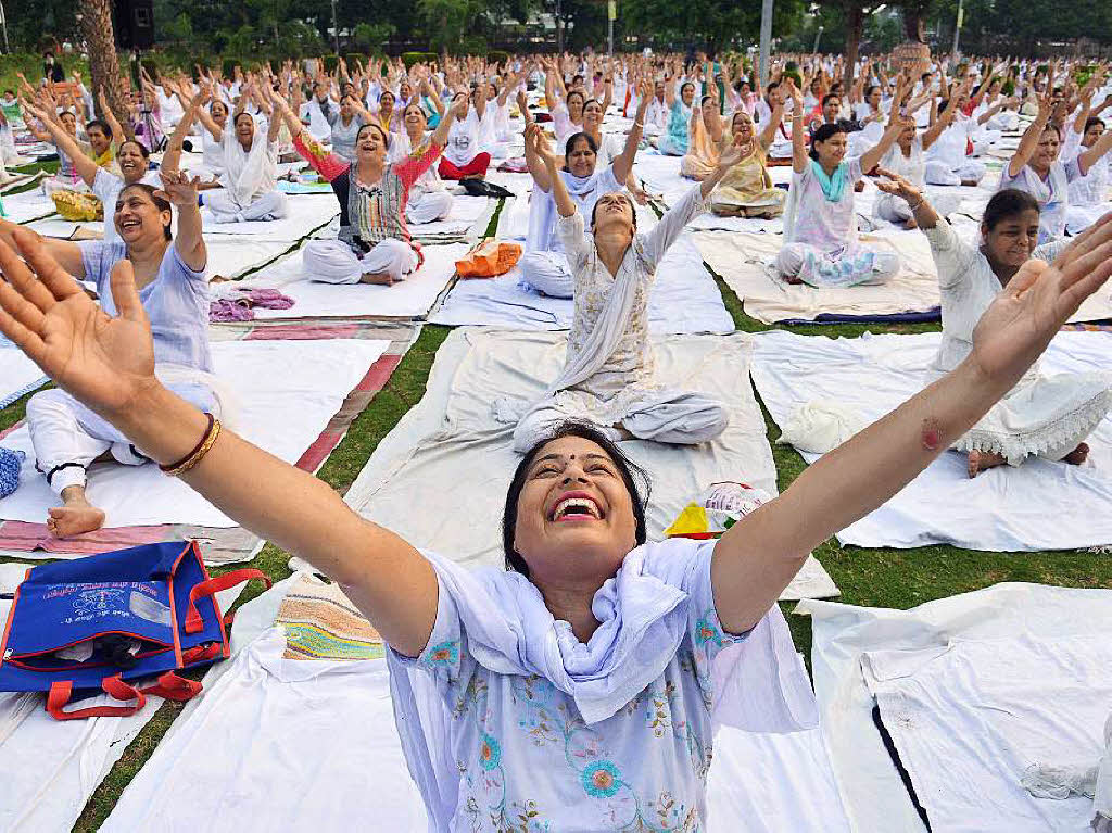 Eine Yogini bei einer ffentlichen Yogastunde in Amritsar, Indien.