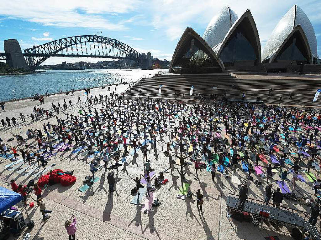 Vor dem Opernhaus in Sydney bten Yogis am Internationalen Yoga Tag – mitten im sonnigen australischen Winter.