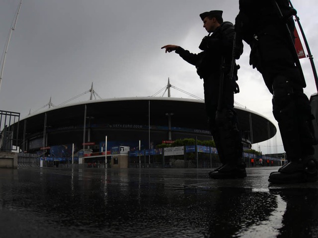 Zwei Polizisten stehen vor dem Stade d...en in die Stadien geschmuggelt werden?  | Foto: dpa