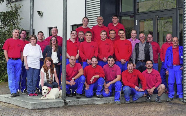 Das Team der Fossler GmbH mit Firmench...er von rechts in der mittleren Reihe)   | Foto: Five-T