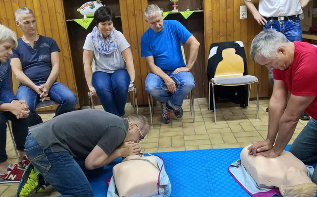 Wiederbelebung an der bungspuppe   | Foto: privat