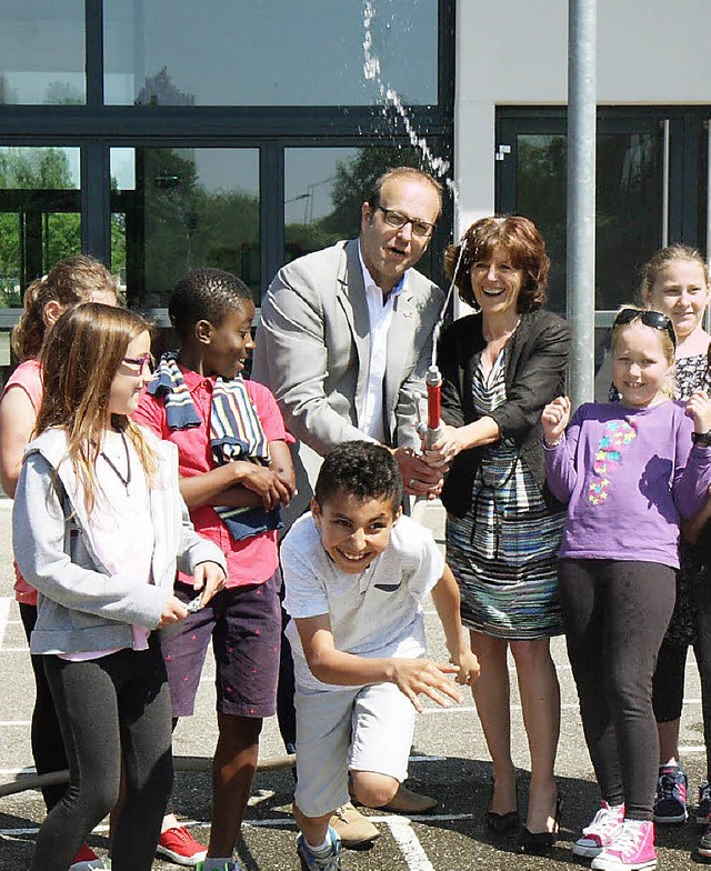 Brgermeister Alexander  Schrder und ...an der Spritze, das freut die Kinder.   | Foto: privat