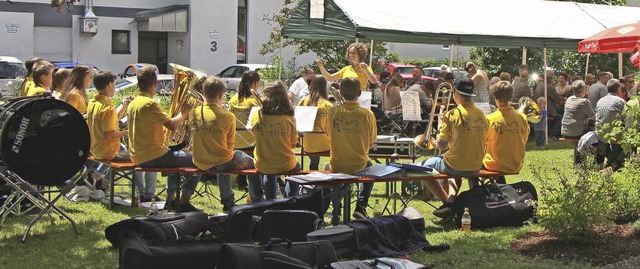 Die Riegeler Jungmusiker spielte beim Gemeindefest.  | Foto: Helmut Hassler