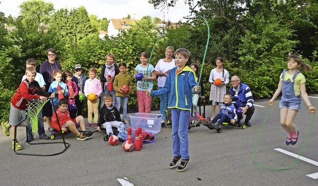 Viele neue Spielgerte hat der Frderv...em asphaltierten Pausenhof gespendet.   | Foto: Martin Wunderle