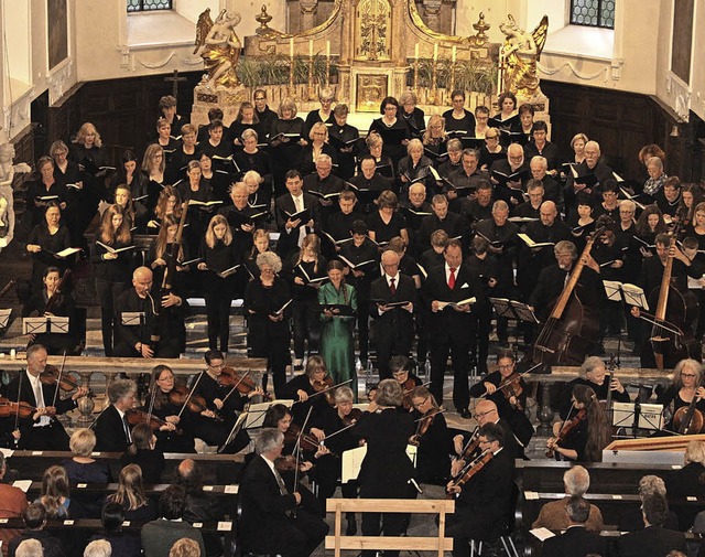 Chor und Orchester beim Schlusssatz de...in der Liebfrauenkirche in Waldshut.    | Foto: Johannes Schanz