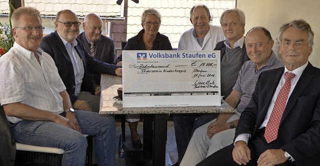 Spendenbergabe des Lions-Clubs mit (v...t, Hermann Lanz und Jochem Stockinger   | Foto: Susanne Mller