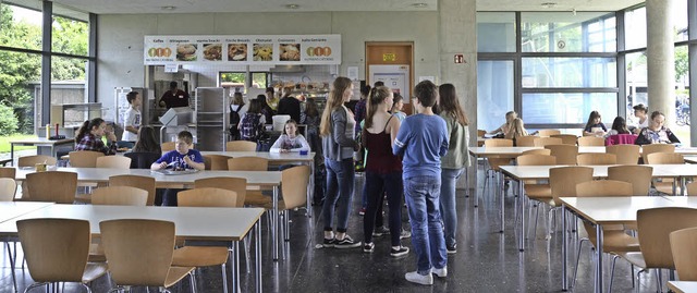 Schlange stehen fr das Mittagessen: A...feteria am Kreisgymnasium in Grenzen.   | Foto: Carlotta Roch