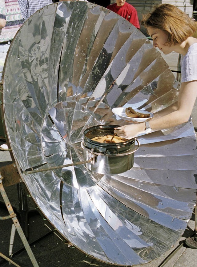 Mit einem Solarkocher lassen sich  Speisen zubereiten.   | Foto: DPa