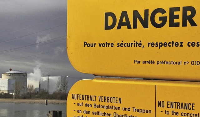 Gefahrenhinweis vor dem Atomkraftwerk Fessenheim   | Foto: dpa