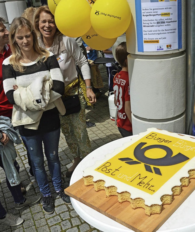 Eine  als Briefmarke gestaltete Torte ...ch dem offiziellen Teil angeschnitten.  | Foto: Gerhard Lck