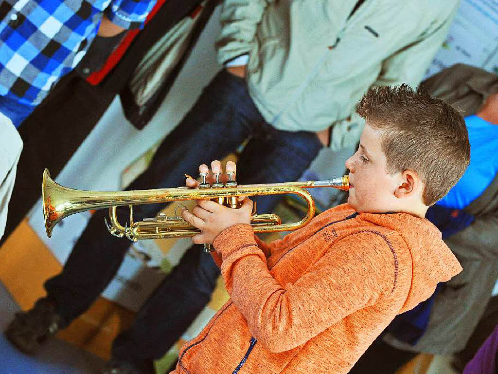 Die jungen Musikerinnen und Musiker zeigten beim Vorspiel, was sie knnen. Anschlieend konnten die jungen Besucher Musikinstrumente ausprobieren und hatten viel Spa dabei