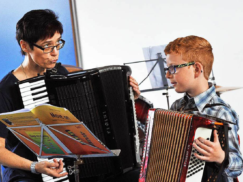 Die jungen Musikerinnen und Musiker zeigten beim Vorspiel, was sie knnen. Anschlieend konnten die jungen Besucher Musikinstrumente ausprobieren und hatten viel Spa dabei