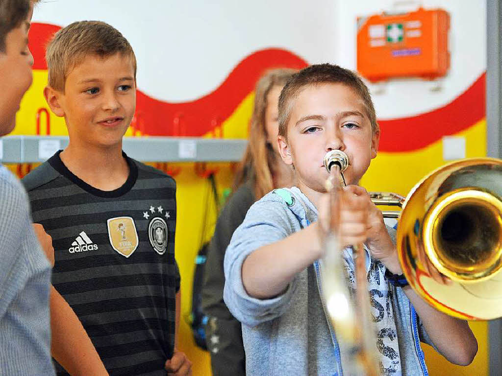 Die jungen Musikerinnen und Musiker zeigten beim Vorspiel, was sie knnen. Anschlieend konnten die jungen Besucher Musikinstrumente ausprobieren und hatten viel Spa dabei