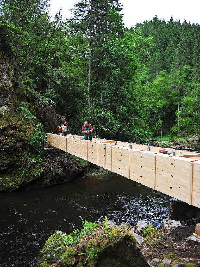 Das war ein besonderes Schauspiel: Eine Brücke schwebt durch die Luft. Viele Zuschauer interessierten sich für die spektakuläre Aktion. Das war ein besonderes Schauspiel: Eine Brücke schwebt durch die Luft. Viele Zuschauer interessierten sich für die spektakuläre Aktion.