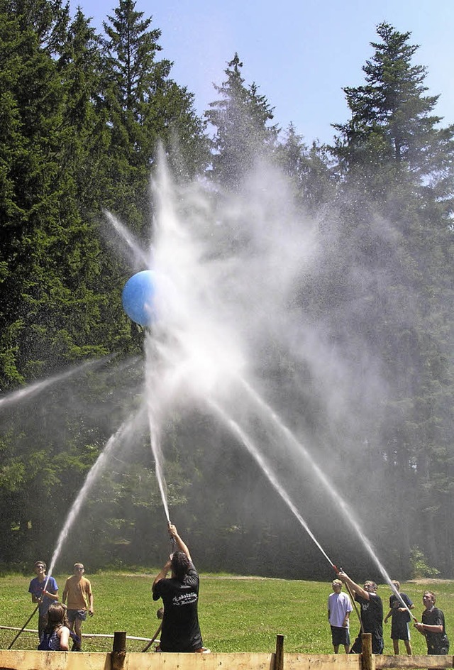 Gaudi: Am Sonntag treten zwlf  Mannschaften beim Wasserball in Sallneck an.  | Foto: zvg