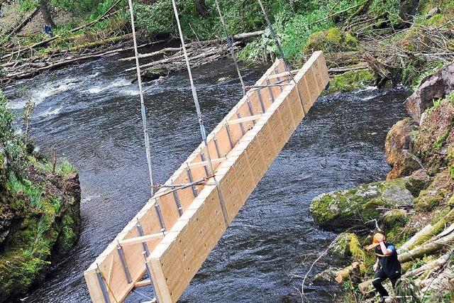 Schauspiel: Tonnenschwere Brcke fliegt in die Schlucht