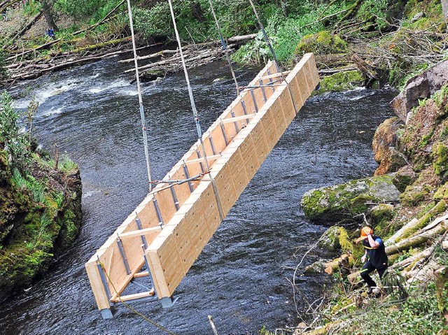 An 80 Meter langen Seilen wurde die 4,...e in die richtige Position zu bringen.  | Foto: Wolfgang Scheu