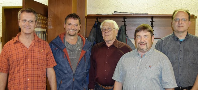 Die geehrten Mitglieder des SV Todtnau...tzenden Matthias Wissler (von links).   | Foto: UIrike Jger