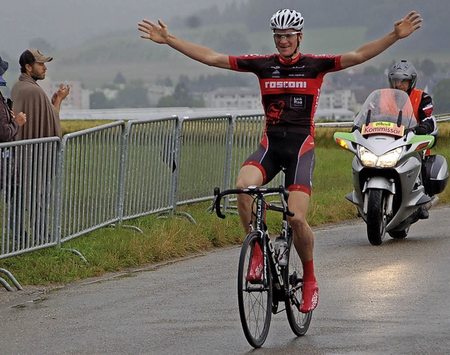 Jonas Tenbruck bejubelt  seinem Sieg.   | Foto: August Widmer/Racing Students