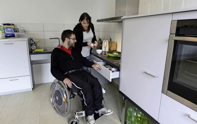 Eine etwas andere Kche: Rollstuhlfahr...rbehinderten, bereiten Spiegeleier zu.  | Foto: Ingo Schneider
