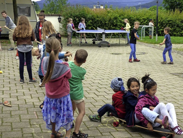 Buntes Treiben herrschte beim Afrika-K... krzlich auf dem Mappacher  Kirchhof.  | Foto: Fiedler