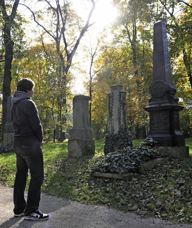 Jeder Mensch wei, dass auch sein eige...ann enden wird: ein Friedhofsbesucher   | Foto: dpa