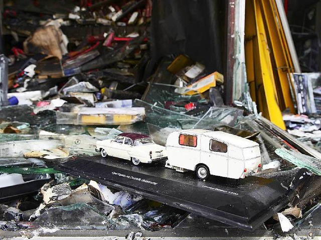 Ein unversehrtes Modellauto im Schaufenster des zerstrten Geschfts.  | Foto: Ingo Schneider