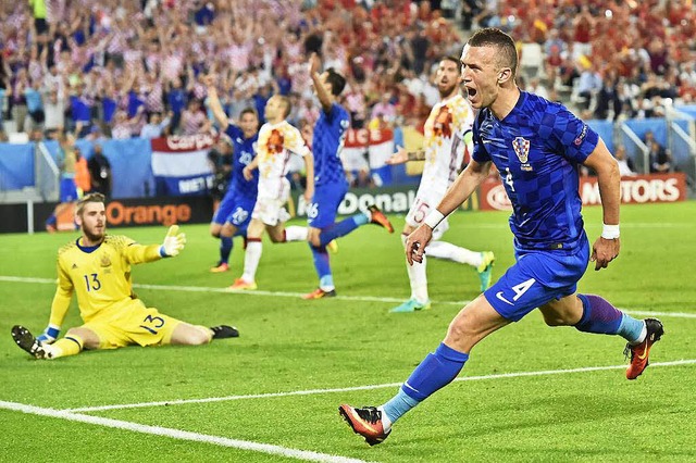 Ivan Perisic (rechts) bejubelt seinen Siegtreffer gegen Spanien.  | Foto: AFP