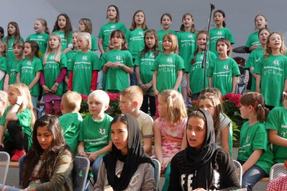 Kinder der Weihermattenschule und der Hans-Thoma-Gemeinschaftsschule sorgten für gute Stimmung im Schlosspark in Bad Säckingen. (Foto: Marion Rank) Kinder der Weihermattenschule und der Hans-Thoma-Gemeinschaftsschule sorgten für gute Stimmung im Schlosspark in Bad Säckingen. (Foto: Marion Rank)