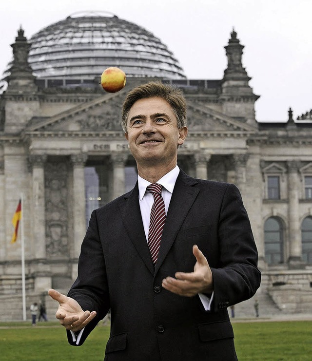 Matern von Marschall mit seinem Marken...vor dem Deutschen Bundestag in Berlin   | Foto: Inga Haar (DBT)