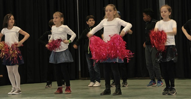 Die Kinder fhren ihren Cheerleader-Tanz vor.   | Foto: Sigrun Hertenstein