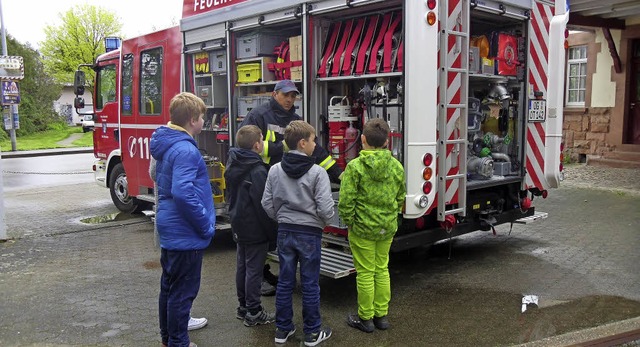 In so einem Feuerwehrauto befinden sich ganz schn viele Dinge.   | Foto: Marita Schaller