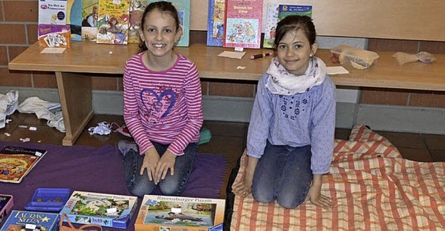 Siria Strittmatter (links) und Alessia...uften einige ihrer alten Spielsachen.   | Foto: Privat