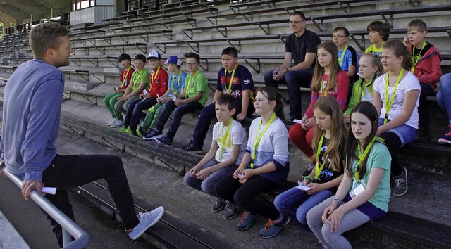 Auf der Tribne des Mslestadions erz...nschaften dort ihre Spiele austragen.   | Foto: S. Mller