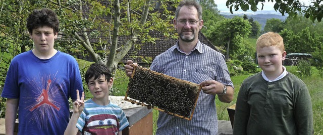 David Ebner und sein Bruder Lukas, Imk...Mende (von links) mit einer Bienenwabe  | Foto: Privat
