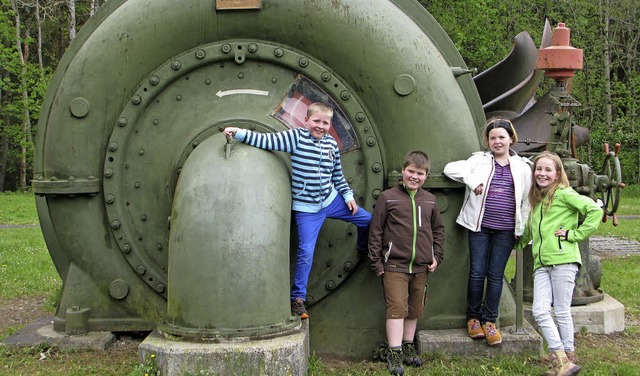 Hubert Frommherz, Paul Schrieder, Ruth...min Schneider vor einer alten Turbine   | Foto: Privat